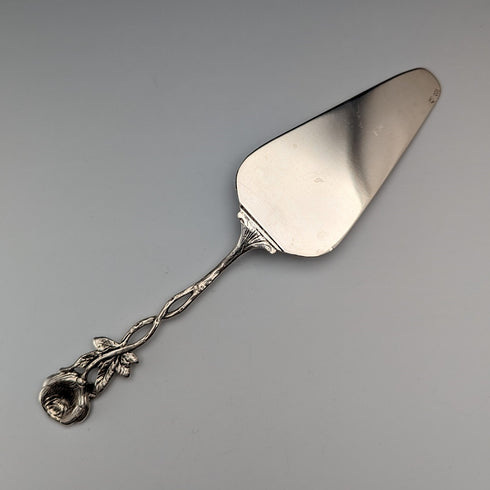 古董 800 銀糕點盤,附玫瑰雕塑